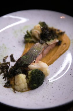 Restoran yemekleri. Güzel ve lezzetli yemekler bir plaka üzerinde