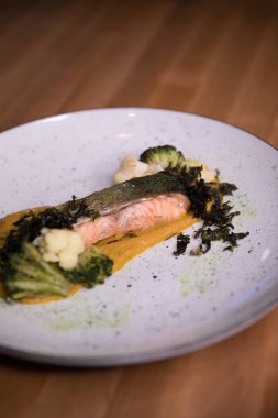 Restoran yemekleri. Güzel ve lezzetli yemekler yemekleri sunan bir plate.beautiful üzerinde