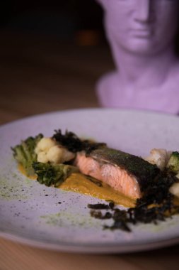 Restoran yemekleri. Güzel ve lezzetli yemekler bir plaka üzerinde