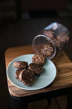 Restoran yemekleri. Güzel ve lezzetli yemekler bir plaka üzerinde
