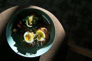 Restoran yemekleri. Güzel ve lezzetli yemekler bir plaka üzerinde