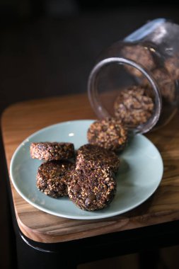 Restoran yemekleri. Güzel ve lezzetli yemekler bir plaka üzerinde