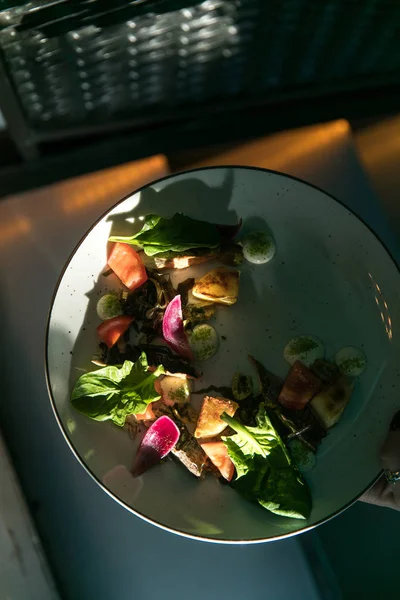 Dania w restauracji. Piękne i smaczne jedzenie na talerzu — Zdjęcie stockowe