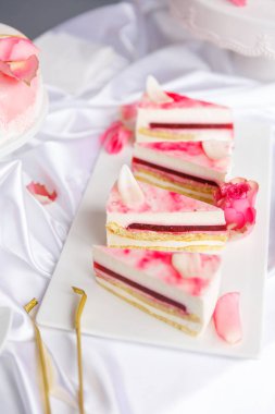 Güzel pasta. kek ve kurabiye. Top kek, kek ve diğer tatlı tatlılar tatlı tatil büfe