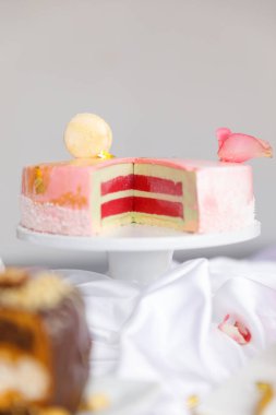 Güzel pasta. kek ve kurabiye. Top kek, kek ve diğer tatlı tatlılar tatlı tatil büfe