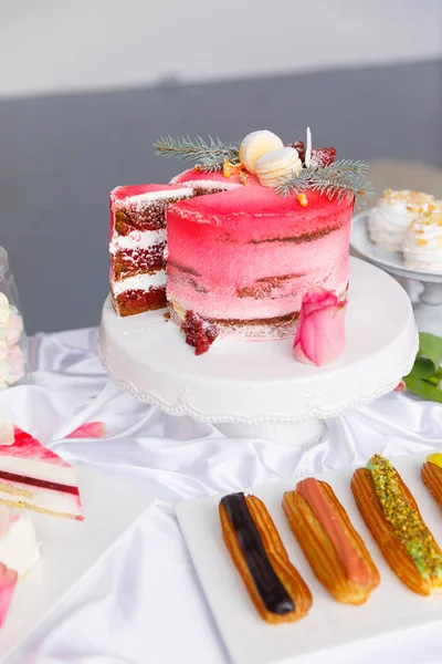 Güzel pasta. kek ve kurabiye. Top kek, kek ve diğer tatlı tatlılar tatlı tatil büfe