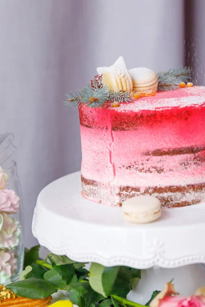 Schönes Gebäck. Kuchen und Makronen. süßes Feiertagsbuffet mit Cupcakes, Kuchen und anderen süßen Desserts — Stockfoto