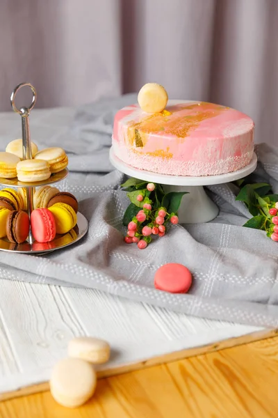 Schönes Gebäck. Kuchen und Makronen. süßes Feiertagsbuffet mit Cupcakes, Kuchen und anderen süßen Desserts — Stockfoto