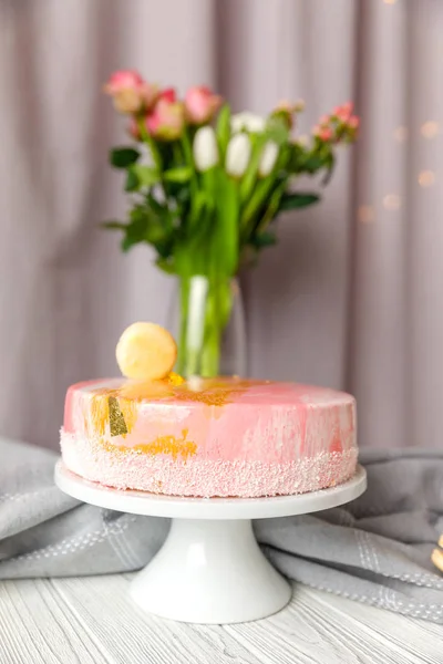 Belo pastelaria. bolos e macaroons. Buffet de férias doces com cupcakes, bolos e outras sobremesas doces — Fotografia de Stock