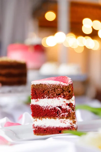 Güzel pasta. kek ve kurabiye. Top kek, kek ve diğer tatlı tatlılar tatlı tatil büfe