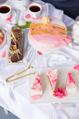Güzel pasta. kek ve kurabiye. Top kek, kek ve diğer tatlı tatlılar tatlı tatil büfe