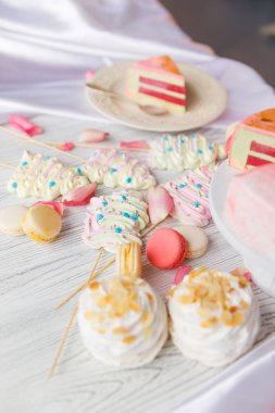 Güzel pasta. kek ve kurabiye. Top kek, kek ve diğer tatlı tatlılar tatlı tatil büfe