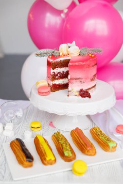 Güzel pasta. kek ve kurabiye. Top kek, kek ve diğer tatlı tatlılar tatlı tatil büfe