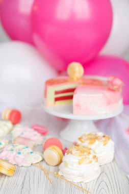 Güzel pasta. kek ve kurabiye. Top kek, kek ve diğer tatlı tatlılar tatlı tatil büfe