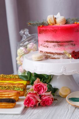 Güzel pasta. kek ve kurabiye. Top kek, kek ve diğer tatlı tatlılar tatlı tatil büfe