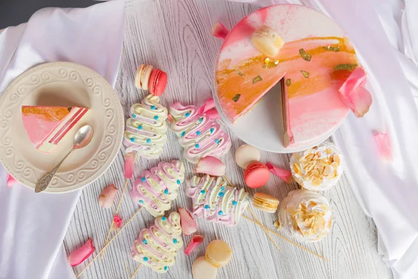 Belo pastelaria. bolos e macaroons. Buffet de férias doces com cupcakes, bolos e outras sobremesas doces — Fotografia de Stock