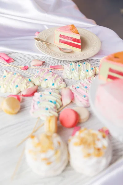 Hermosa pastelería. tortas y macarrones. Buffet de vacaciones dulce con cupcakes, pasteles y otros postres dulces —  Fotos de Stock
