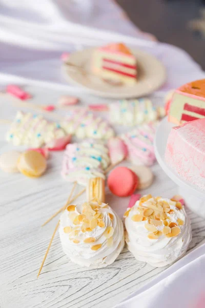 Belle pâtisserie. gâteaux et macarons. Buffet de vacances avec cupcakes, gâteaux et autres desserts sucrés — Photo