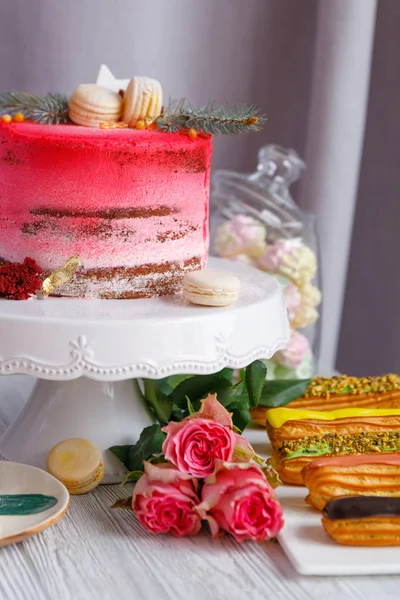 Belo pastelaria. bolos e macaroons. Buffet de férias doces com cupcakes, bolos e outras sobremesas doces — Fotografia de Stock