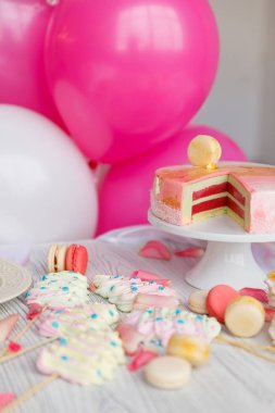 Güzel pasta. kek ve kurabiye. Top kek, kek ve diğer tatlı tatlılar tatlı tatil büfe