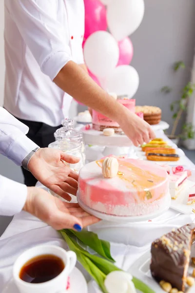 Belo pastelaria. bolos e macaroons. Buffet de férias doces com cupcakes, bolos e outras sobremesas doces — Fotografia de Stock