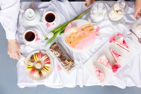 Schönes Gebäck. Kuchen und Makronen. süßes Feiertagsbuffet mit Cupcakes, Kuchen und anderen süßen Desserts — Stockfoto