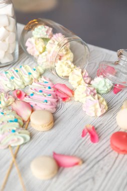 Güzel pasta. kek ve kurabiye. Top kek, kek ve diğer tatlı tatlılar tatlı tatil büfe