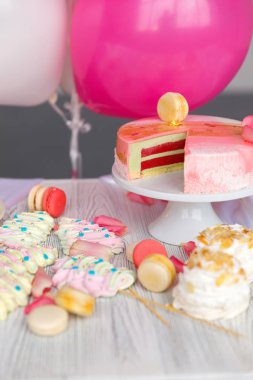 Güzel pasta. kek ve kurabiye. Top kek, kek ve diğer tatlı tatlılar tatlı tatil büfe