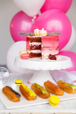 Güzel pasta. kek ve kurabiye. Top kek, kek ve diğer tatlı tatlılar tatlı tatil büfe