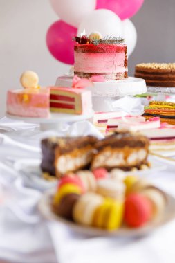 Güzel pasta. kek ve kurabiye. Top kek, kek ve diğer tatlı tatlılar tatlı tatil büfe