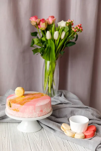 Belo pastelaria. bolos e macaroons. Buffet de férias doces com cupcakes, bolos e outras sobremesas doces — Fotografia de Stock