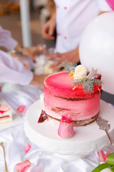 Schönes Gebäck. Kuchen und Makronen. süßes Feiertagsbuffet mit Cupcakes, Kuchen und anderen süßen Desserts — Stockfoto