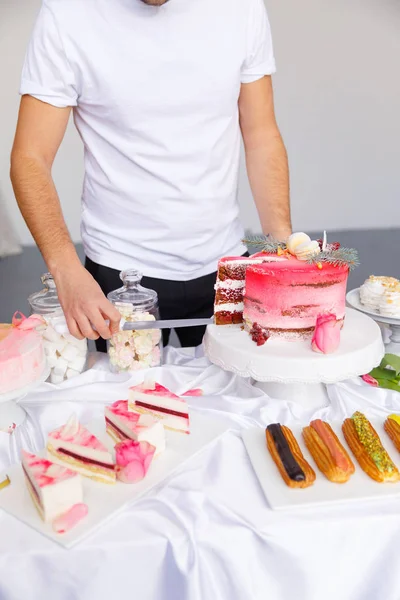 Schönes Gebäck. Kuchen und Makronen. süßes Feiertagsbuffet mit Cupcakes, Kuchen und anderen süßen Desserts — Stockfoto