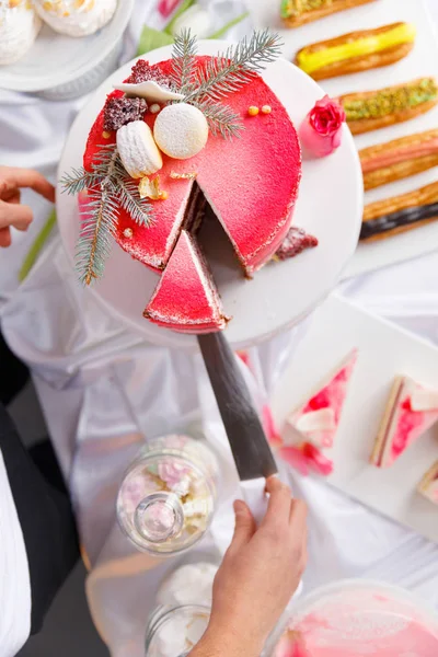 Schönes Gebäck. Kuchen und Makronen. süßes Feiertagsbuffet mit Cupcakes, Kuchen und anderen süßen Desserts — Stockfoto