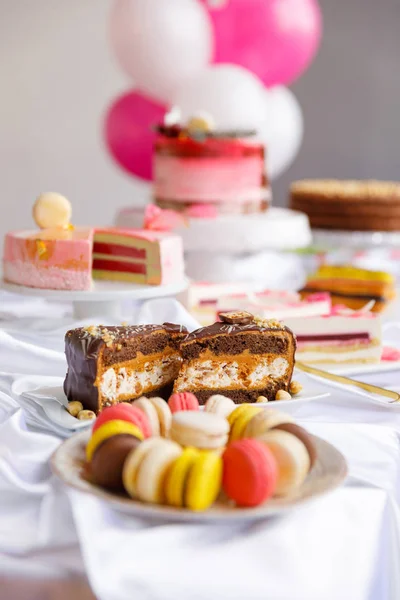 Schönes Gebäck. Kuchen und Makronen. süßes Feiertagsbuffet mit Cupcakes, Kuchen und anderen süßen Desserts — Stockfoto