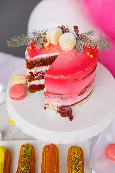 Belo pastelaria. bolos e macaroons. Buffet de férias doces com cupcakes, bolos e outras sobremesas doces — Fotografia de Stock