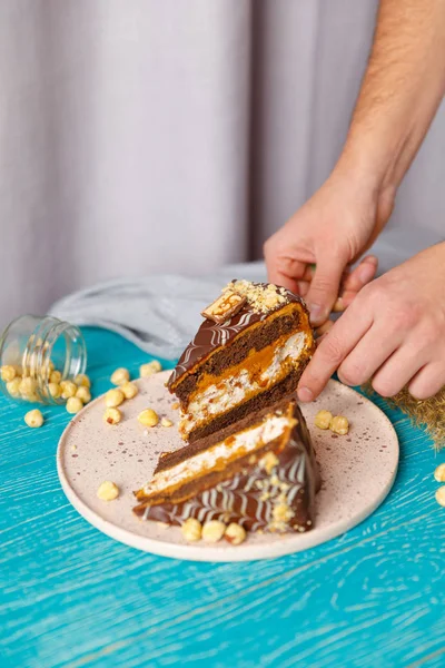 Bellissima pasticceria. torte e amaretti. Buffet vacanza dolce con cupcake, torte e altri dolci — Foto Stock