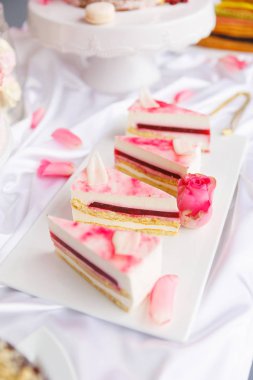 Güzel pasta. kek ve kurabiye. Top kek, kek ve diğer tatlı tatlılar tatlı tatil büfe