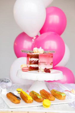 Güzel pasta. kek ve kurabiye. Top kek, kek ve diğer tatlı tatlılar tatlı tatil büfe