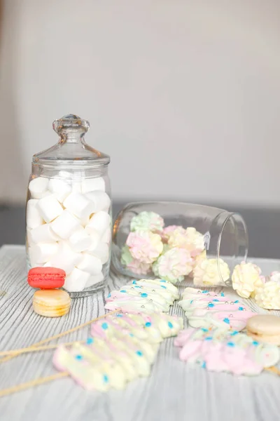 Beautiful pastry. cakes and macaroons. Sweet holiday buffet with cupcakes, cakes and other sweet desserts — Stock Photo, Image