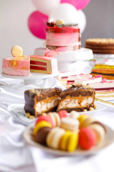 美丽的糕点。蛋糕和马卡龙。甜蜜的节日自助餐, 包括纸杯蛋糕、蛋糕和其他甜点 — 图库照片
