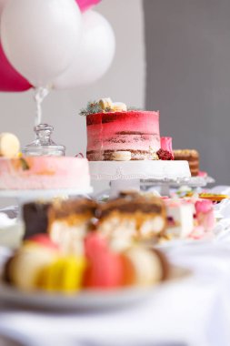 Güzel pasta. kek ve kurabiye. Top kek, kek ve diğer tatlı tatlılar tatlı tatil büfe