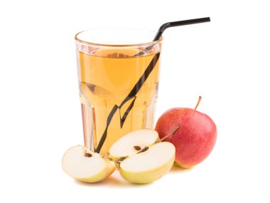 Beyaz arka plan üzerinde izole taze elma suyu