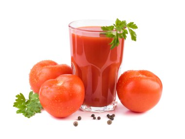 Beyaz arka plan üzerinde izole taze domates suyu
