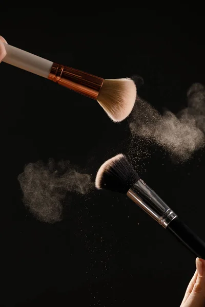 Maquillaje Cepillos Cosméticos Con Polvo Explosión Rubor Sobre Fondo Negro — Foto de Stock