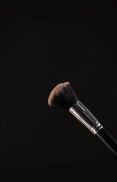 Siyah Arka Plan Üzerine Toz Allık Patlama Ile Kozmetik Fırçalar — Stok fotoğraf