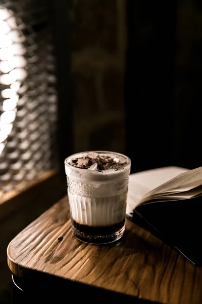 Coleção de bebidas quentes em um copo com paredes duplas isoladas em fundo branco. Cacau, café, chá . — Fotografia de Stock