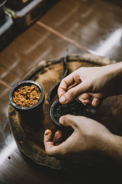 Raccolta di bevande calde in un bicchiere con doppie pareti isolate su sfondo bianco. Cacao, caffè, tè . — Foto Stock