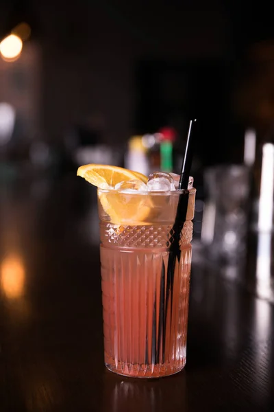 Cocktail frais sur fond noir. Cocktail alcoolisé sur fond noir. Fruits avec un cocktail. Cocktail sans alcool . — Photo