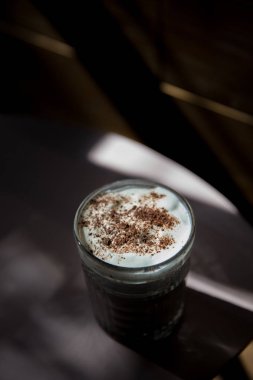 Bir cam izole çift duvarlı sıcak içecekler topluluğu. Kakao, kahve, çay